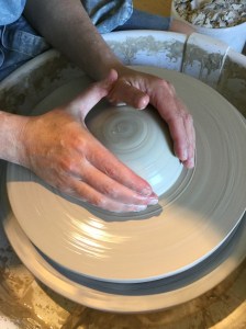 Centrer une motte sur le tour de potier