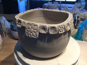 Poterie à consistance cuir décorée de pastilles