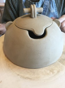 créer une boite en poterie par le travail à la plaque