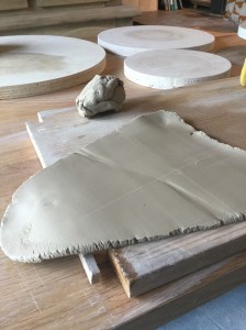 Poterie toramur estampage et travail à la plaque