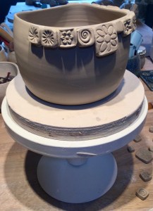 Poterie décorée par des empruntes