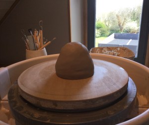 placer la motte sur le tour de potier