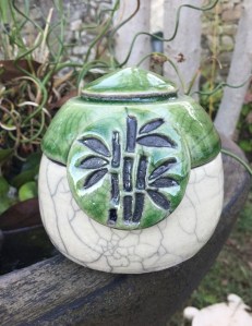petite boite en raku vert avec motif bambou