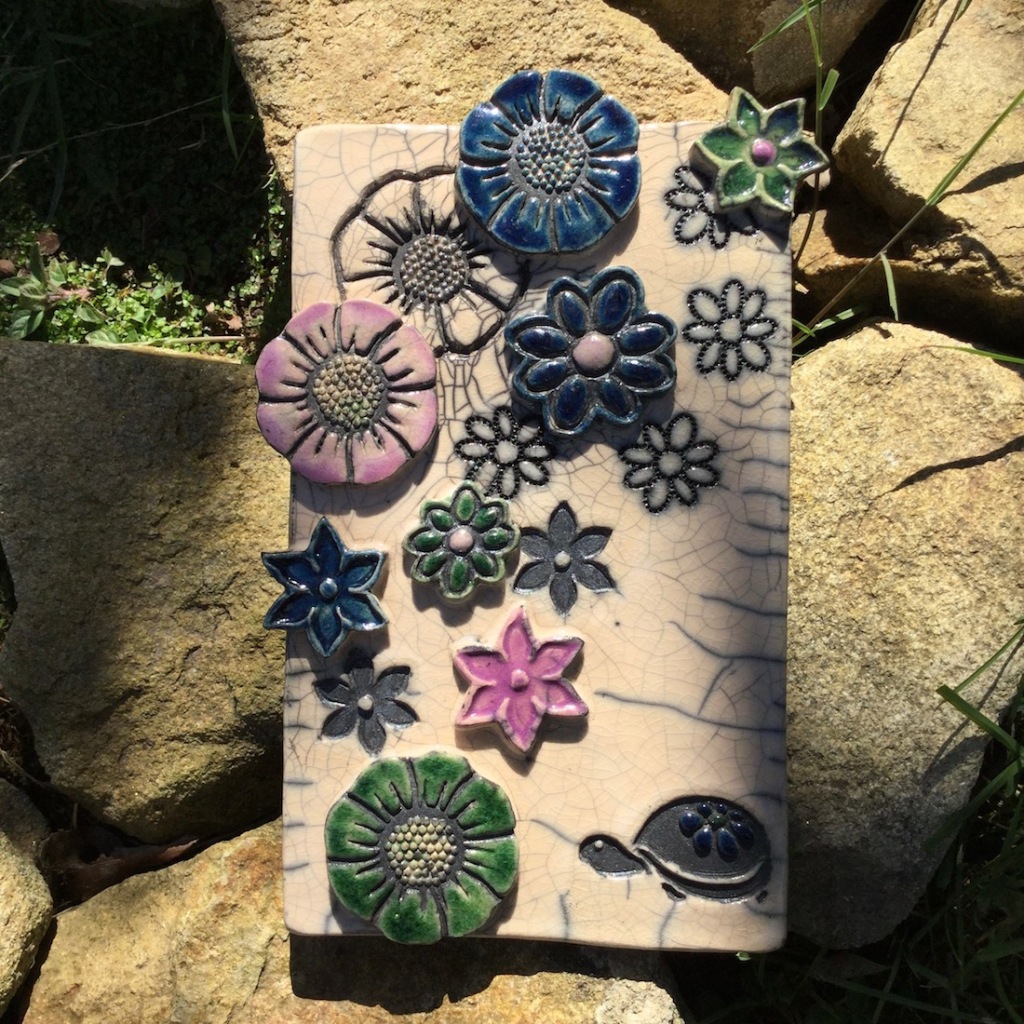 plaque décorative en raku avec tortue et fleurs