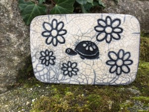 sous plat en raku avec motif tortue et fleurs