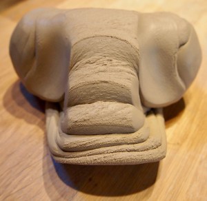 pétrir la terre en tête de bélier