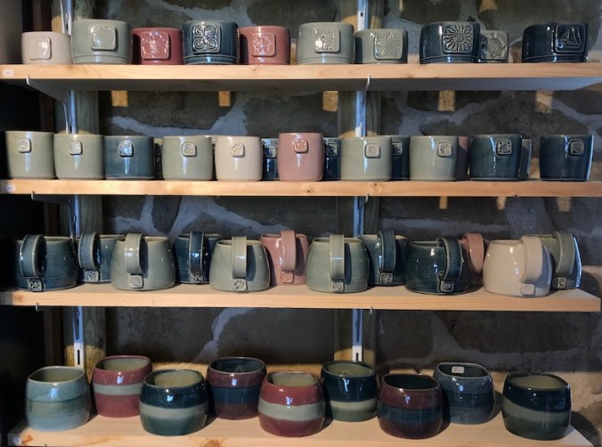 Poterie Toramur étagères pleines